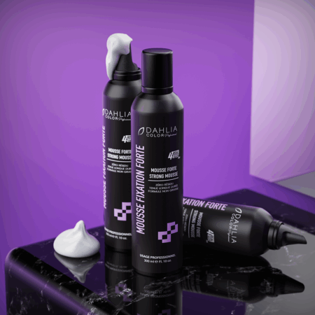 Trois bouteilles de Mousse fixation forte 300 ml sont présentées avec de la mousse sur un fond violet et une surface réfléchissante. Dahlia Color Professionnel