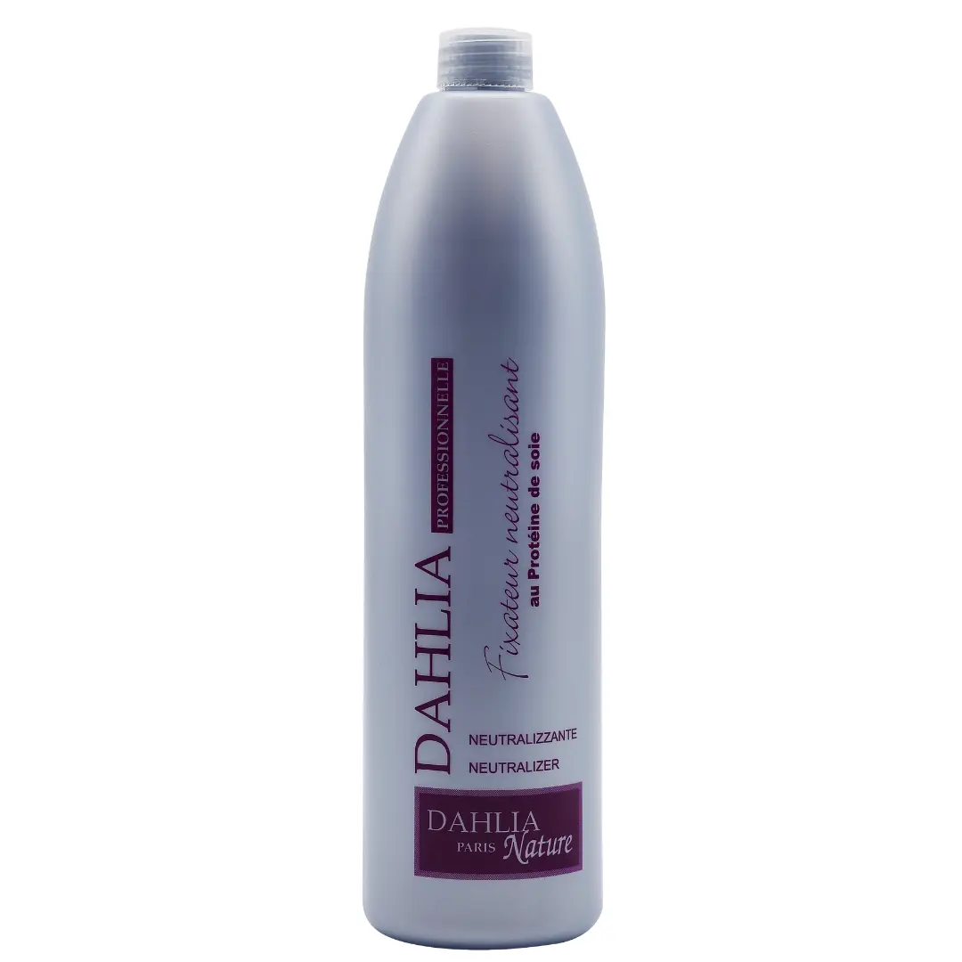 Une grande bouteille argentée étiquetée « Fixateur neutralisant 1000 ml » comporte un texte violet et noir, offrant un excellent rapport qualité/prix pour ceux qui recherchent un produit de coiffure professionnel pas cher de Dahlia Color. Dahlia Color Professionnel